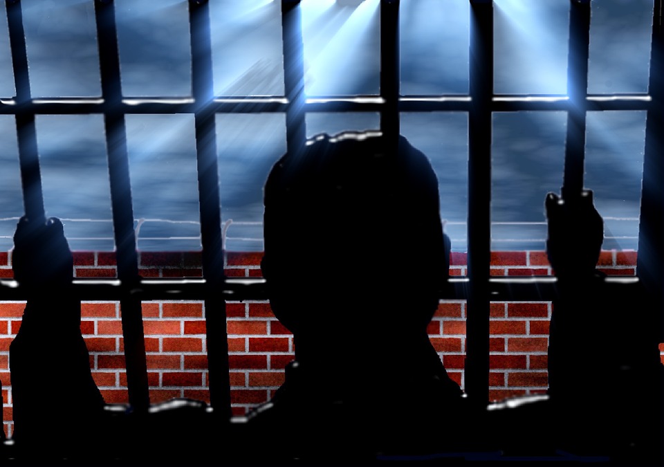 silhouette derrière barreaux de prison