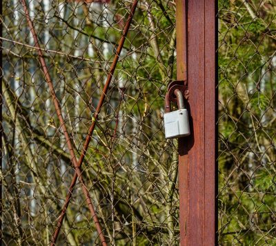 cadenas sur grille rouillée